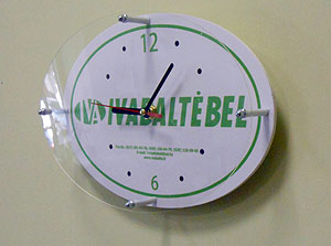Часы с логотипом компании